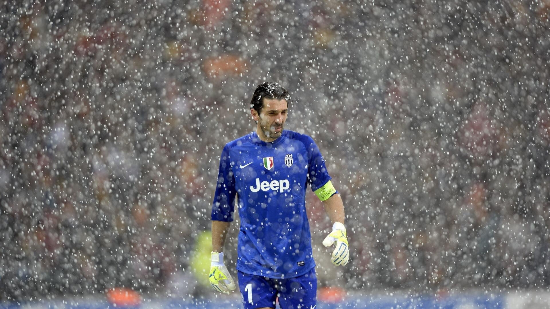 希腊女篮在欧洲锦标赛中再夺金牌，传统强队再续辉煌，希腊女球迷